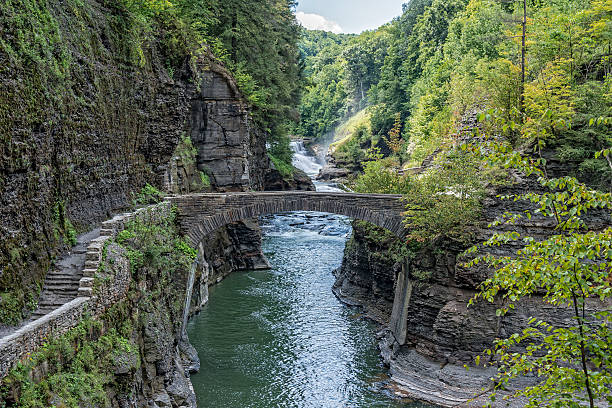 階下の滝で letchworth - letchworth state park ストックフォトと画像