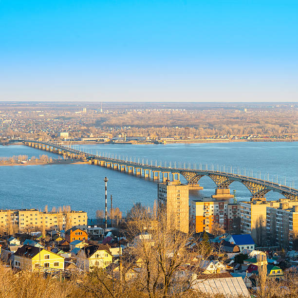 wunderschöne landschaft mit fluss volga mit blick auf die brücke auf die saratow - friedrich engels stock-fotos und bilder