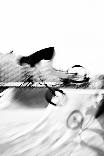 bmx rider - bmx cycling sport teenagers only teenager imagens e fotografias de stock