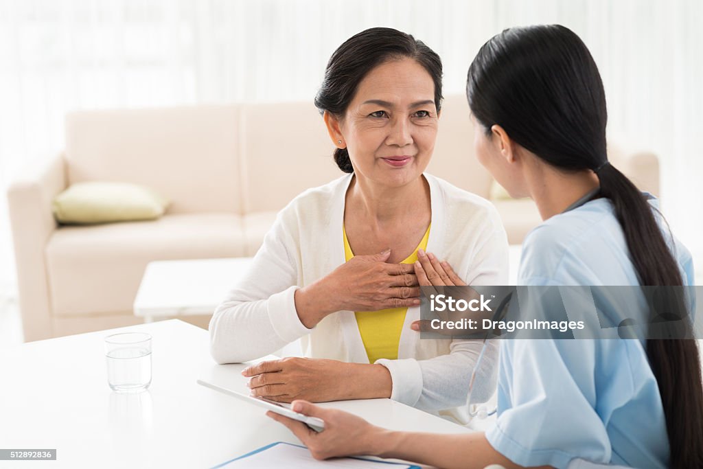 Discutir as doenças do coração - Foto de stock de Cardiologista royalty-free