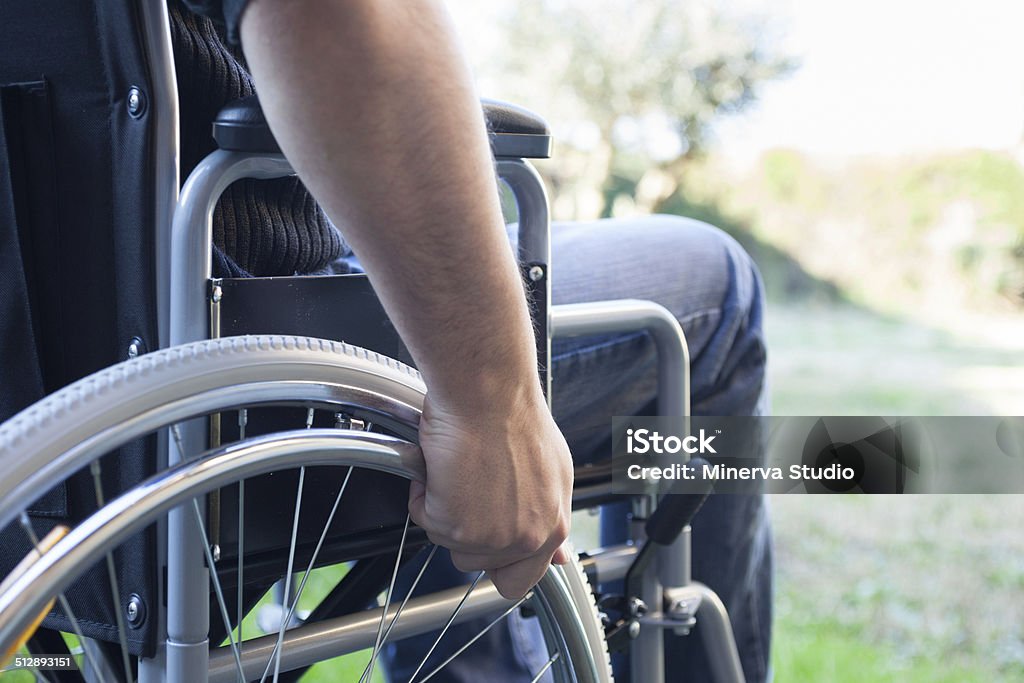Hombre usando su silla de ruedas - Foto de stock de Parálisis libre de derechos