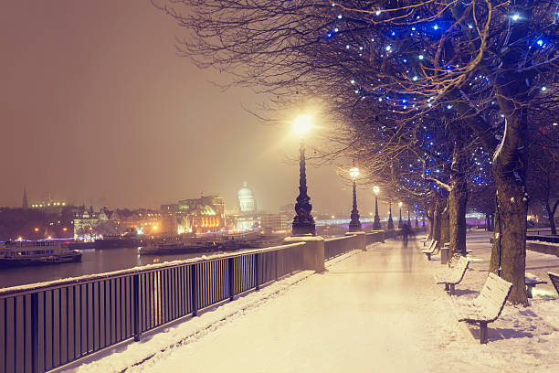istock Snowy Christmas in London 512893633