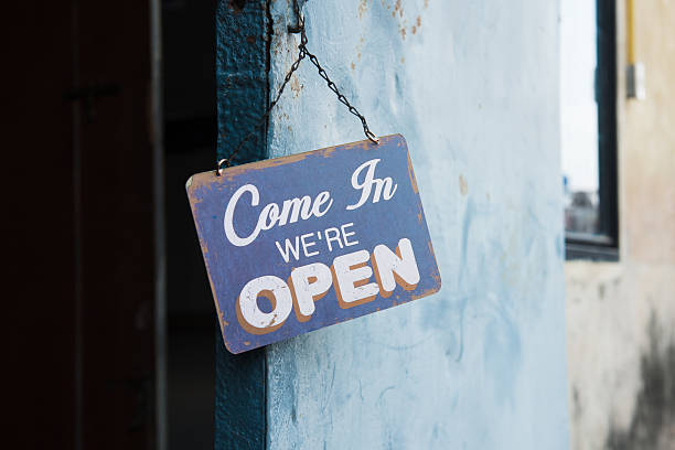 istock Vintage open sign on metal door 512907098