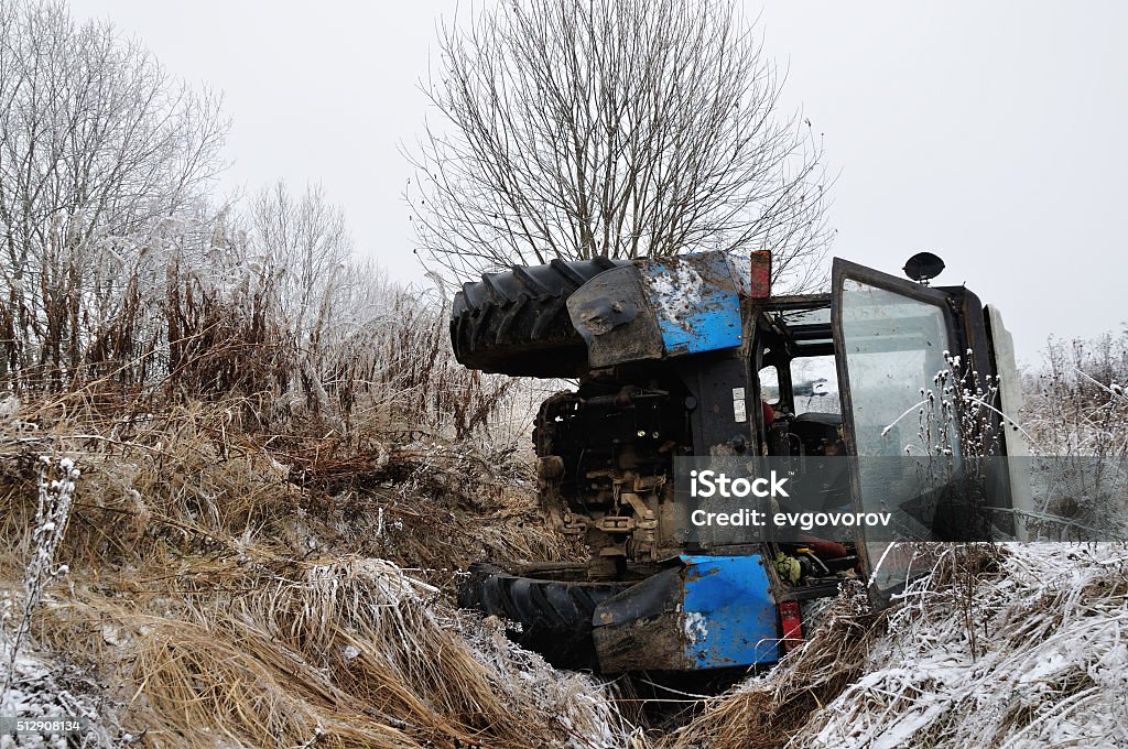 tractor caer en el zanja - Foto de stock de Infortunio libre de derechos