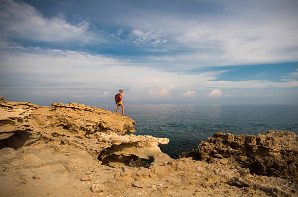 deportivas mujer joven de pie en el último piso de el rocas - akamas fotografías e imágenes de stock