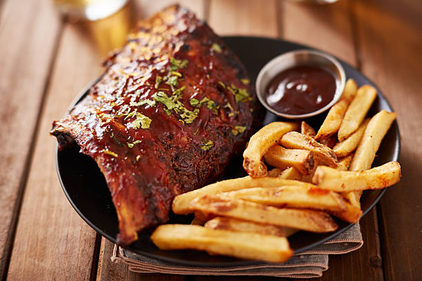 metade suporte de churrasco bandeja de canelado com batatas fritas - sparerib imagens e fotografias de stock