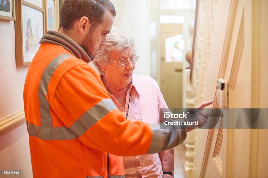 Sistema di sicurezza di donna anziana - Foto stock royalty-free di Antifurto