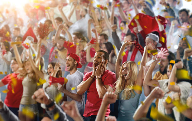 gli appassionati di sport : un uomo urlando - sports event applauding cheering group of people foto e immagini stock