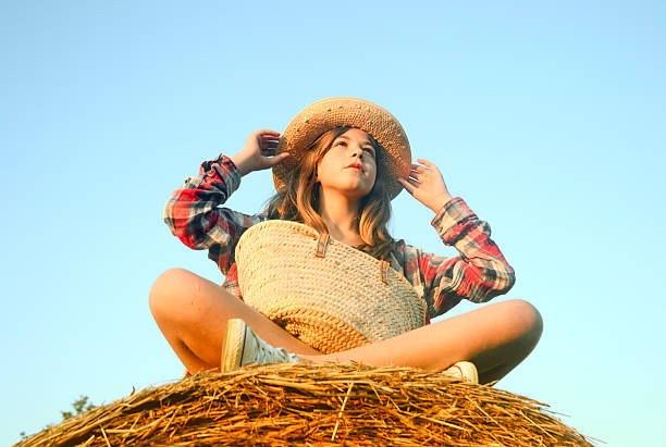 istock Summer country girl 512912080