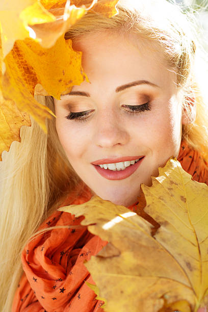 istock Nice blonde girl in autumn park 512918317