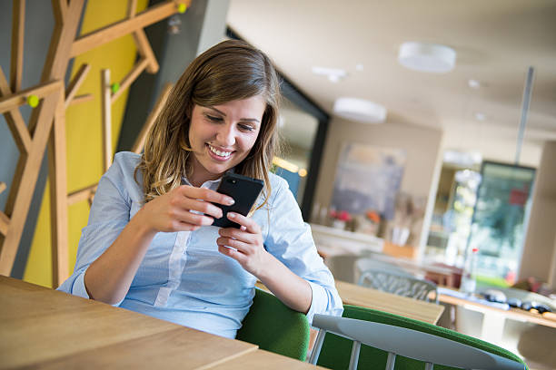 istock Young Women with Smartphone in Coffee Shop 512922443
