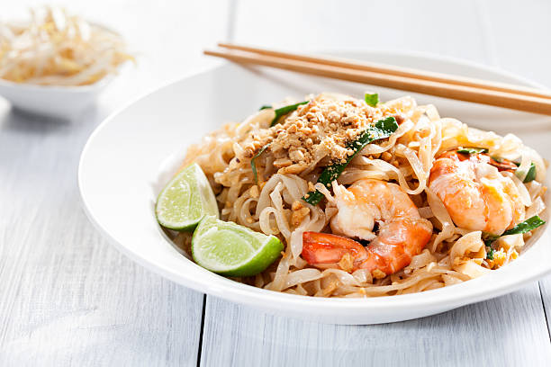 pad thai - prepared shrimp seafood sauces herb foto e immagini stock