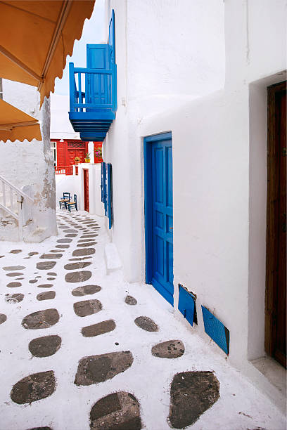 istock Quaint Street with Blue and Red Doors 512924169