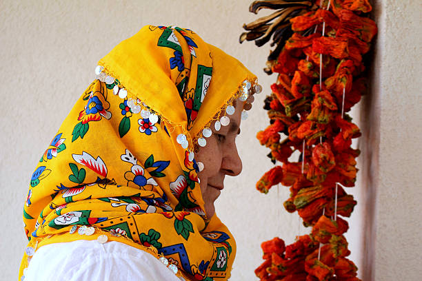 velho lady preparação de pimentas secas - headscarf islam senior adult east - fotografias e filmes do acervo