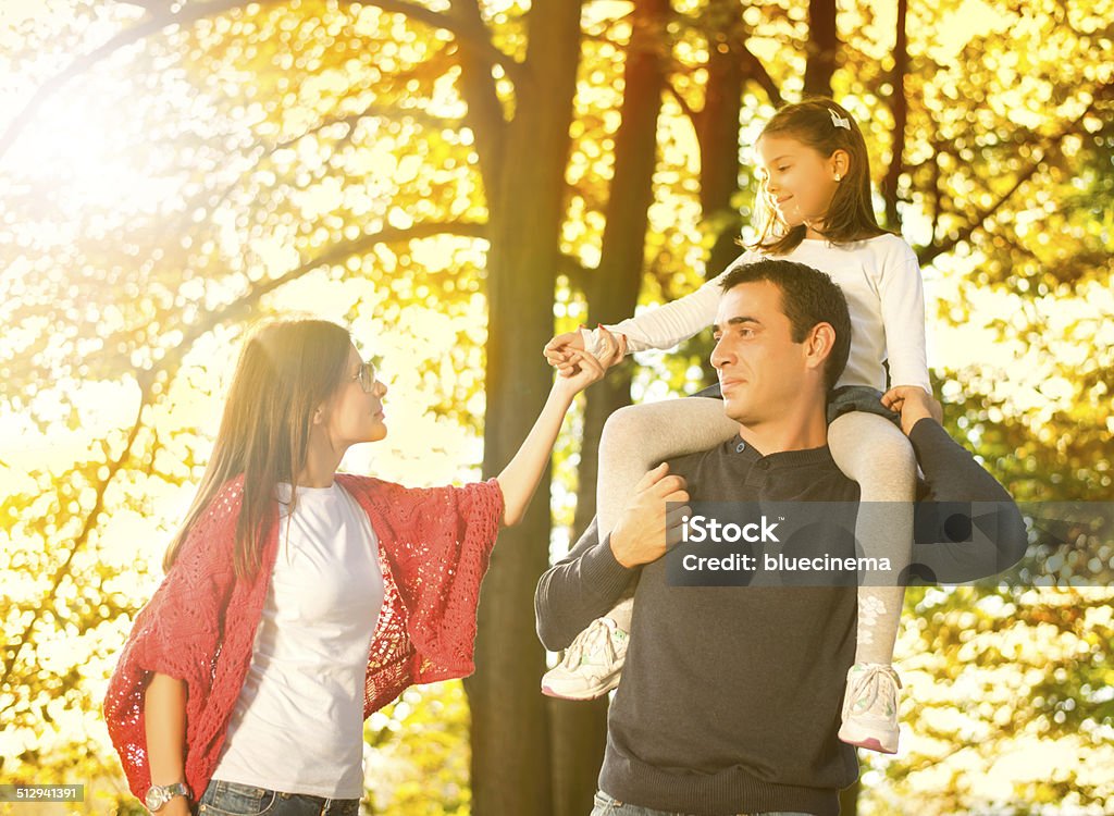 Familia feliz en la naturaleza - Foto de stock de 30-34 años libre de derechos