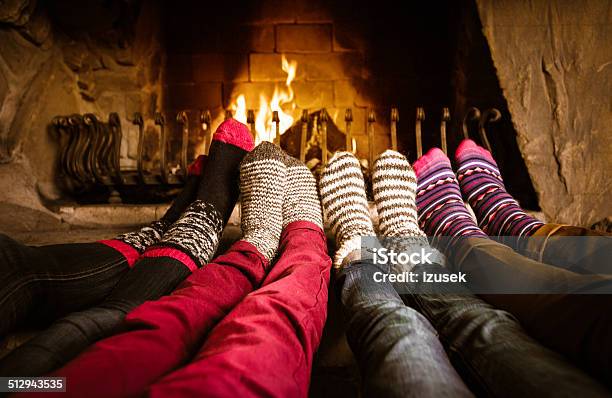 Freunde Sitzen Am Kamin Stockfoto und mehr Bilder von Freundschaft - Freundschaft, Skihütte, Kamin - Gebäudeteil