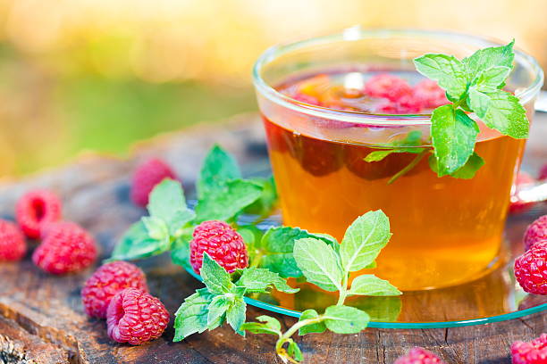 green tea with raspberries and mint