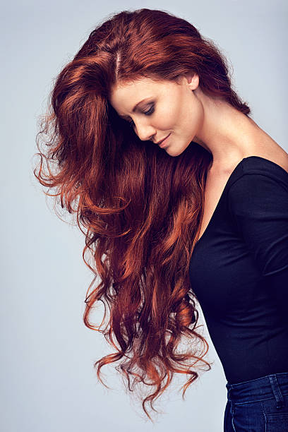 vá, deixa o cabelo cair! - red hair hairstyle dyed hair women imagens e fotografias de stock