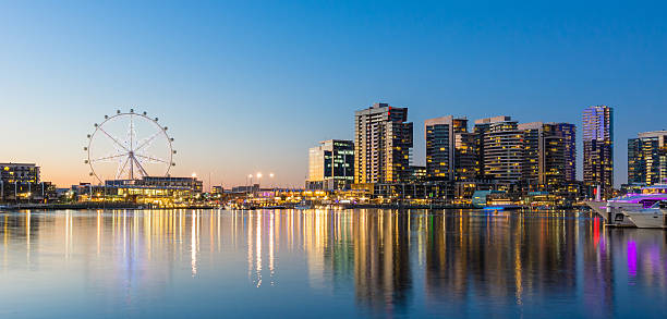 imagem panorâmica do mar da área de docklands em melbourne, austrália - docklands - fotografias e filmes do acervo