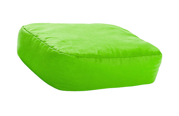 зеленые подушки изолированы на белом - bedder стоковые фото и изображения