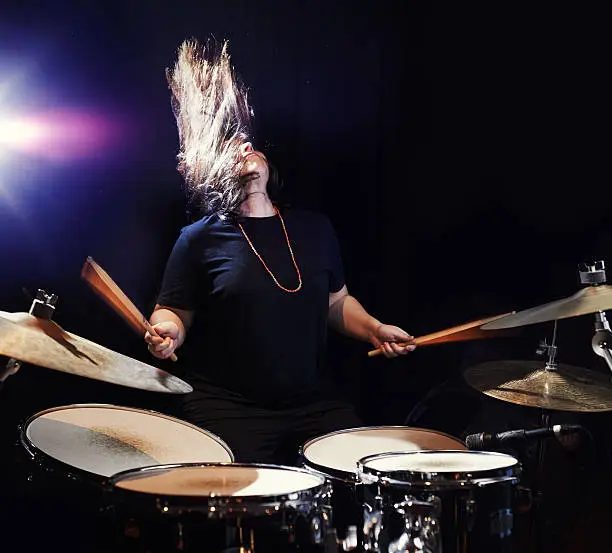 Shot of a young woman rocking out on drumshttp://195.154.178.81/DATA/i_collage/pu/shoots/806435.jpg