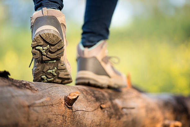 gros plan des pieds féminins sur une chaussure. - course sur piste femmes photos et images de collection