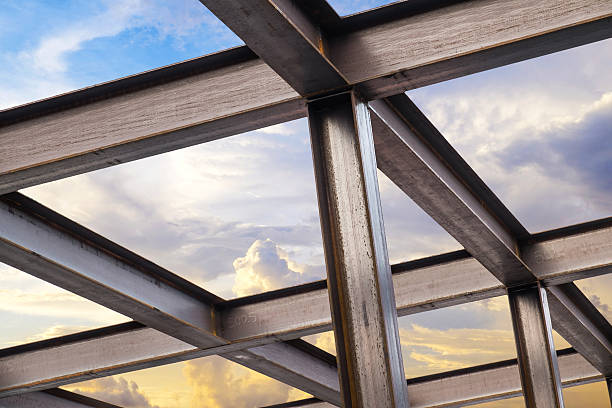 haz de acero, construcción, sobre azul cielo - viga característica arquitectónica fotografías e imágenes de stock