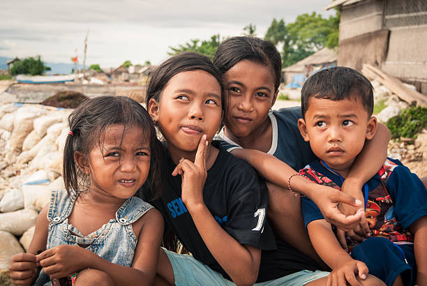 neugierig balinesische kinder - seaweed nusa lembongan seaweed farming water stock-fotos und bilder