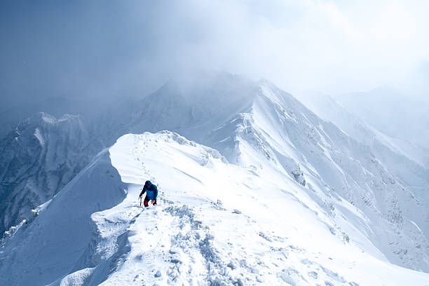 alpinista de gelo de caminhadas ao longo do pico da montanha - ice climbing - fotografias e filmes do acervo