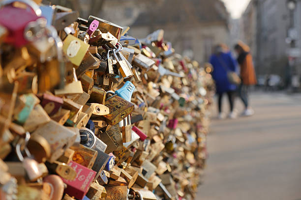 istock Padlocks On Pont Des Arts Bridge 512976114