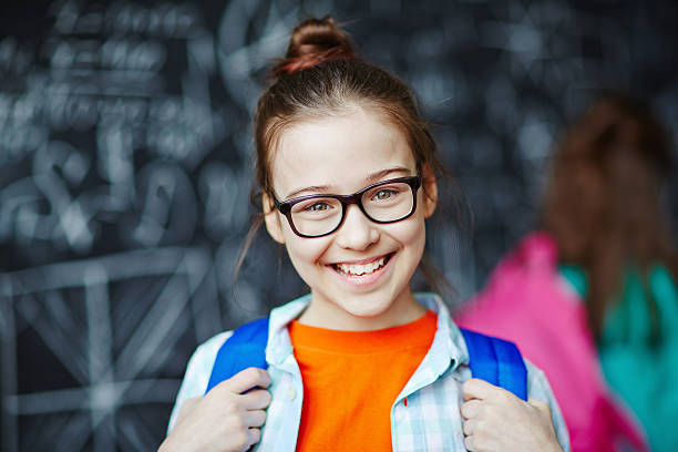 andare a scuola - school age girl foto e immagini stock