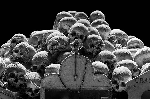 istock Skull of Cemetery in Naples - Italy 512976824