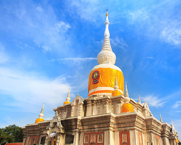 пхра тхат na dun на maha sarakhamin таиланд - wat maha that стоковые фото и изображения