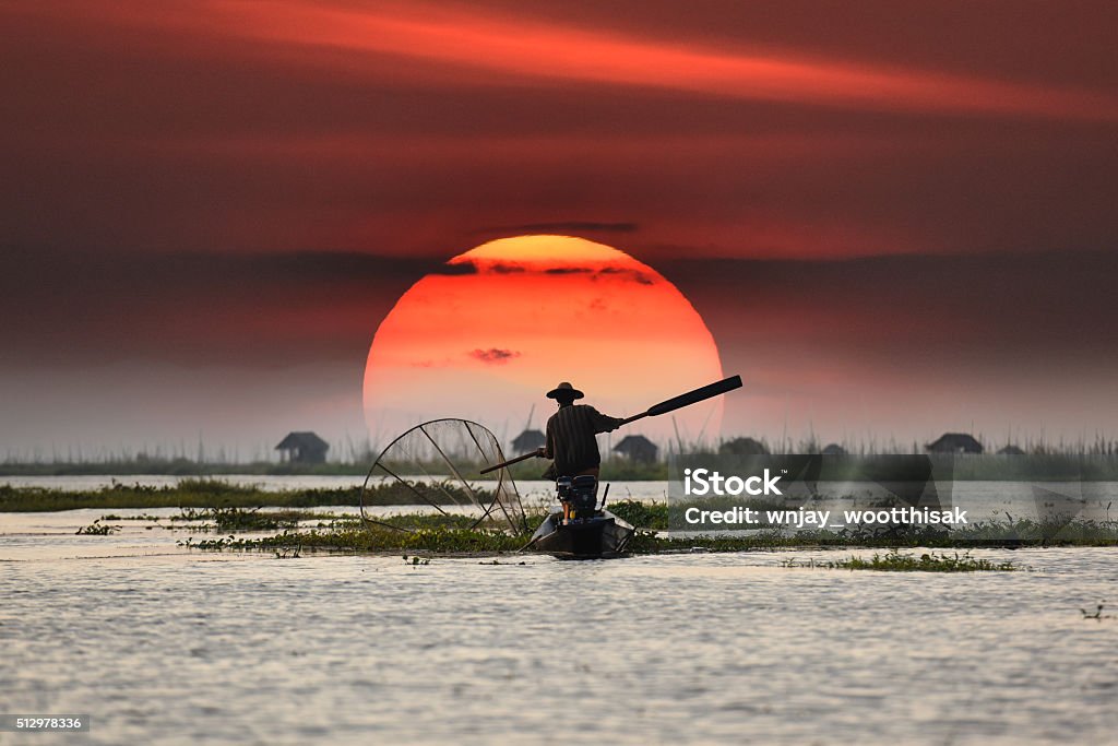 Pescatori locali sfondo del tramonto - Foto stock royalty-free di Myanmar