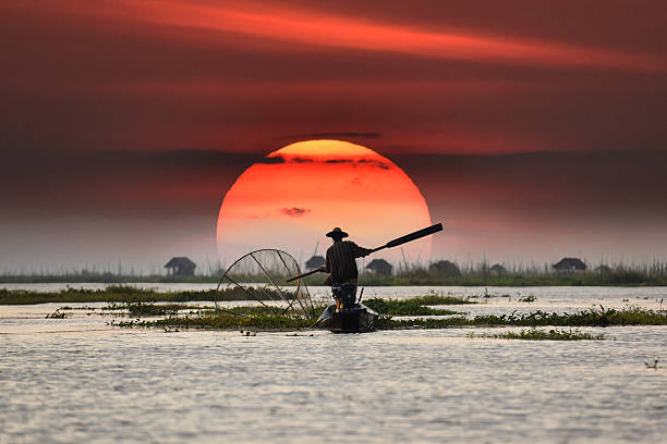 lokalne rybak w zachód słońca w tle - myanmar zdjęcia i obrazy z banku zdjęć