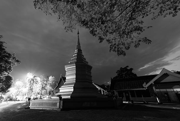 doi chom tanga. templo em chiang rai, tailândia - traval - fotografias e filmes do acervo