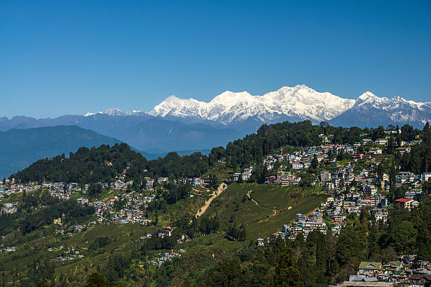 darjeeling ville et les plantations de thé avec des montagnes de l'himalaya - himalayas cloud mountain peak cloudscape photos et images de collection