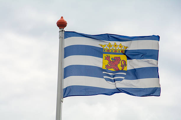 provinz zeeland (meer und land) niederländische flagge - zeeland stock-fotos und bilder