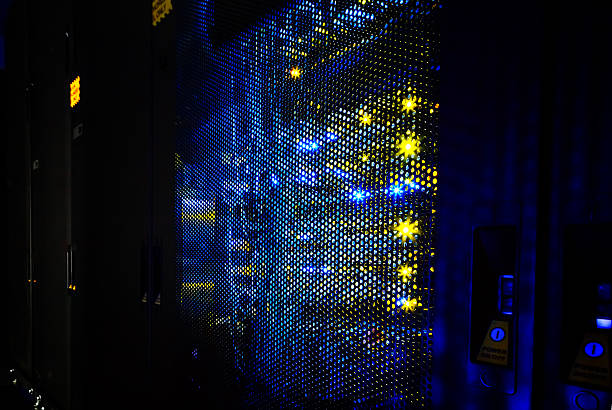 panelu słoneczny na komputer mainframe w ciemności - cable node switch router zdjęcia i obrazy z banku zdjęć