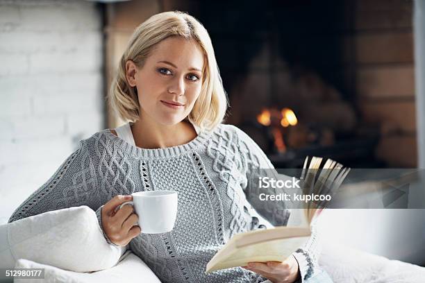 Ihre Blutgruppe Der Kaffee Stockfoto und mehr Bilder von Kamin - Gebäudeteil - Kamin - Gebäudeteil, Blick in die Kamera, Buch