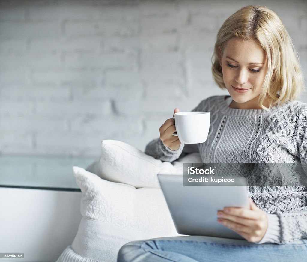Sie bietet auf Ihren Morgen zum Genießen von Kaffee - Lizenzfrei Tablet PC Stock-Foto