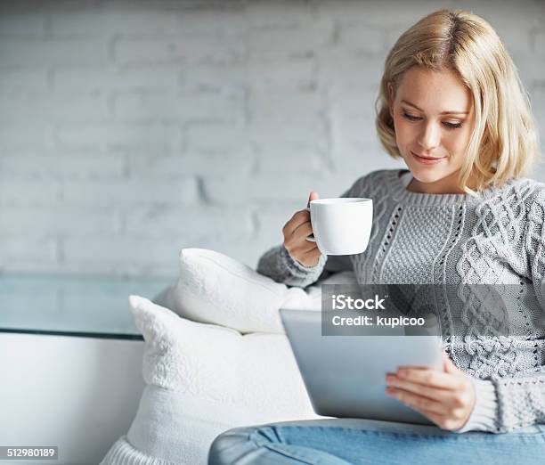Sie Bietet Auf Ihren Morgen Zum Genießen Von Kaffee Stockfoto und mehr Bilder von Tablet PC