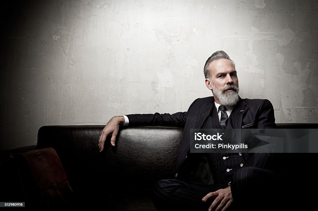 Retrato de adulto Empresário vestindo moda terno e área de estar moderna - Foto de stock de Homens royalty-free