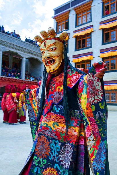 cham-tanz in lamayuru gompa in ladakh, indien norden - cham mask stock-fotos und bilder