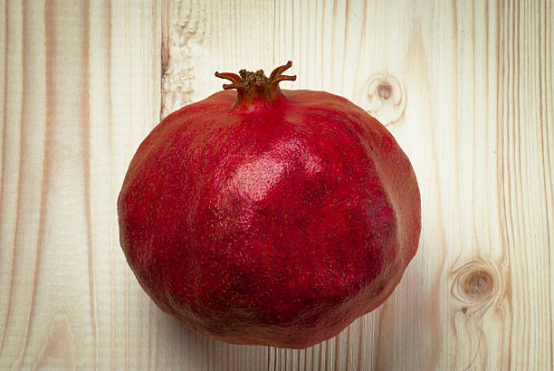 granada rojo sobre un fondo de madera - medicine closed antioxidant close to fotografías e imágenes de stock