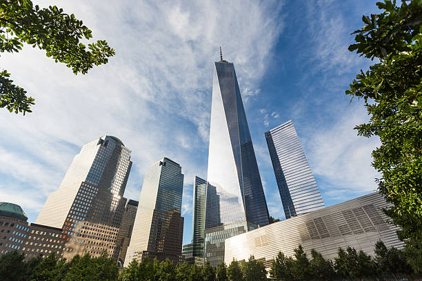 프리돔 타워 및 가장 짧은 맨해튼 (lower manhattan) 에서 초고층, 새로운 y - finance directly below manhattan skyscraper 뉴스 사진 이미지