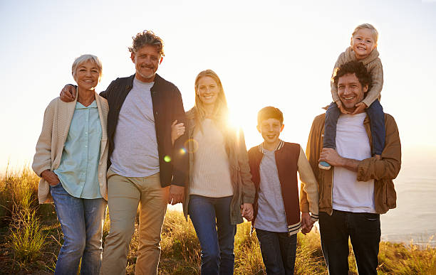 가족 환급보증 우수입니다 - hiking family looking at camera daughter 뉴스 사진 이미지