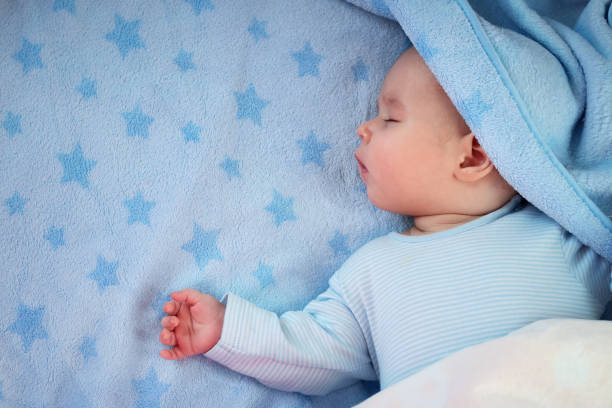 três meses bebê em cobertor dormindo azul - baby cheerful child blanket - fotografias e filmes do acervo