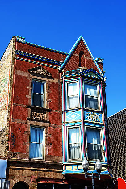 istock Queen Anne style  apartments, Wicker Park, Chicago 512986889