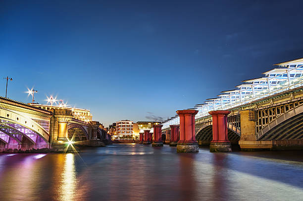 лондон, вечерний пейзаж с старое и новое мосты - blackfriars bridge стоковые фото и изображения